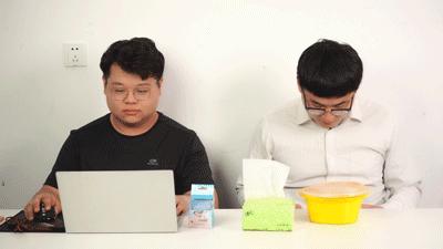 最简单的办法去除t恤上的油渍,白t恤发黄油渍怎么洗才能洗白