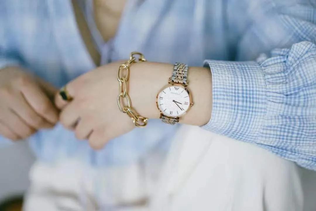 基础款单品搭出时髦感,基本款穿出时髦感