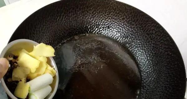 鱼刺咽下去喉咙难受怎么办,鱼刺卡喉别用喝醋吞饭等土方法