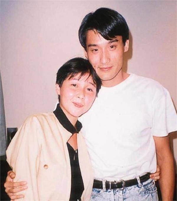 影帝梁家辉沦落摆地摊,梁家辉追虎擒龙摆地摊