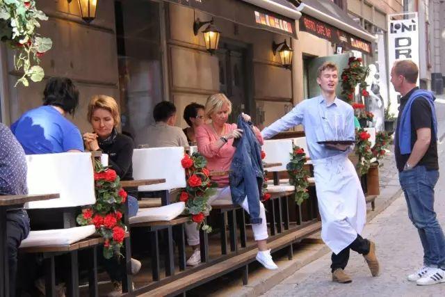 深夜除了晒烤串，还能晒太阳