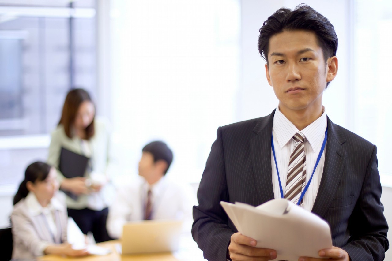 黑心奸商把米价提高十倍,奸商卖二两一升米完整版