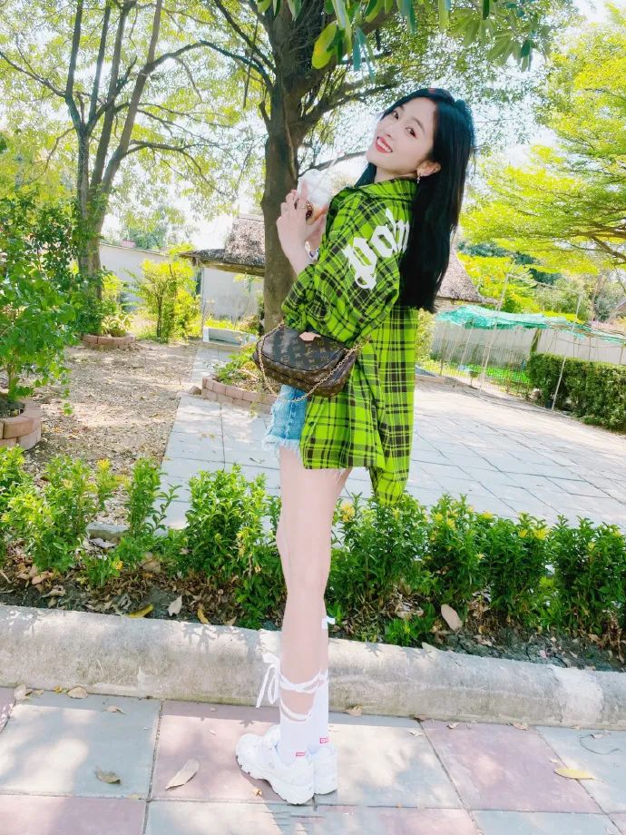 吴宣仪渔网袜穿搭,吴宣仪黑色丝袜日常搭配