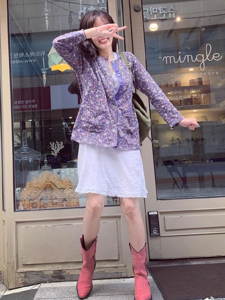 金泫雅演绎2020复古牛仔造型时尚,金泫雅babe碎花裙