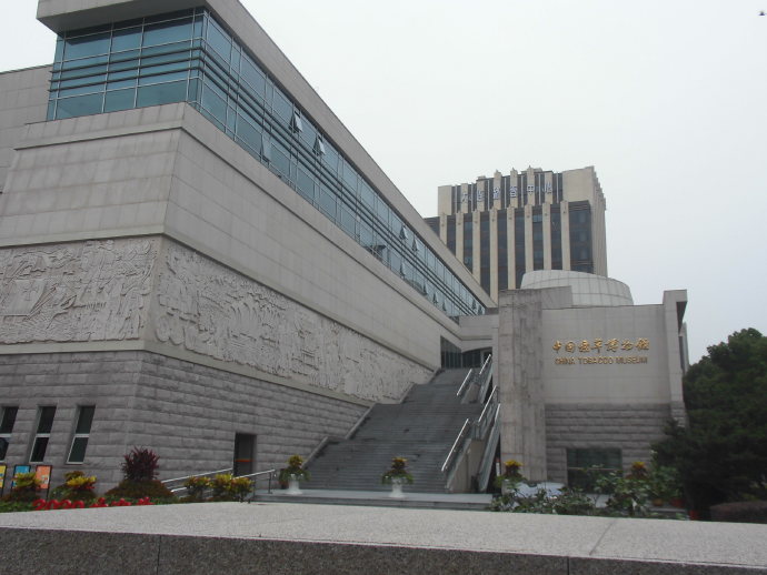 租界公园、跑狗场、卷烟厂，这条马路“活化石”太多