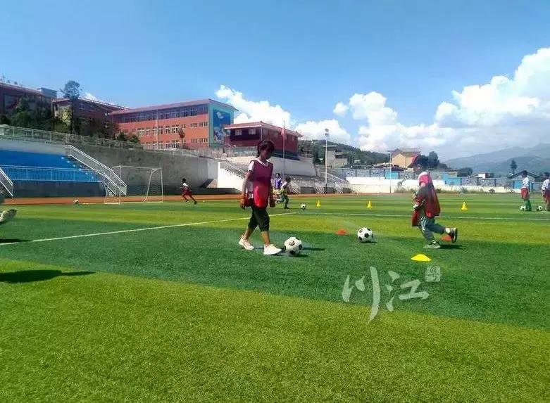 脱贫攻坚之路的新尝试丨泸州点亮彝区少年足球梦想
