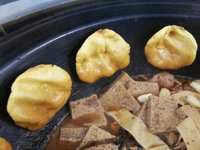 郑州美食地锅炖鸡贴饼子,地锅炖鸡贴饼子的抖音视频