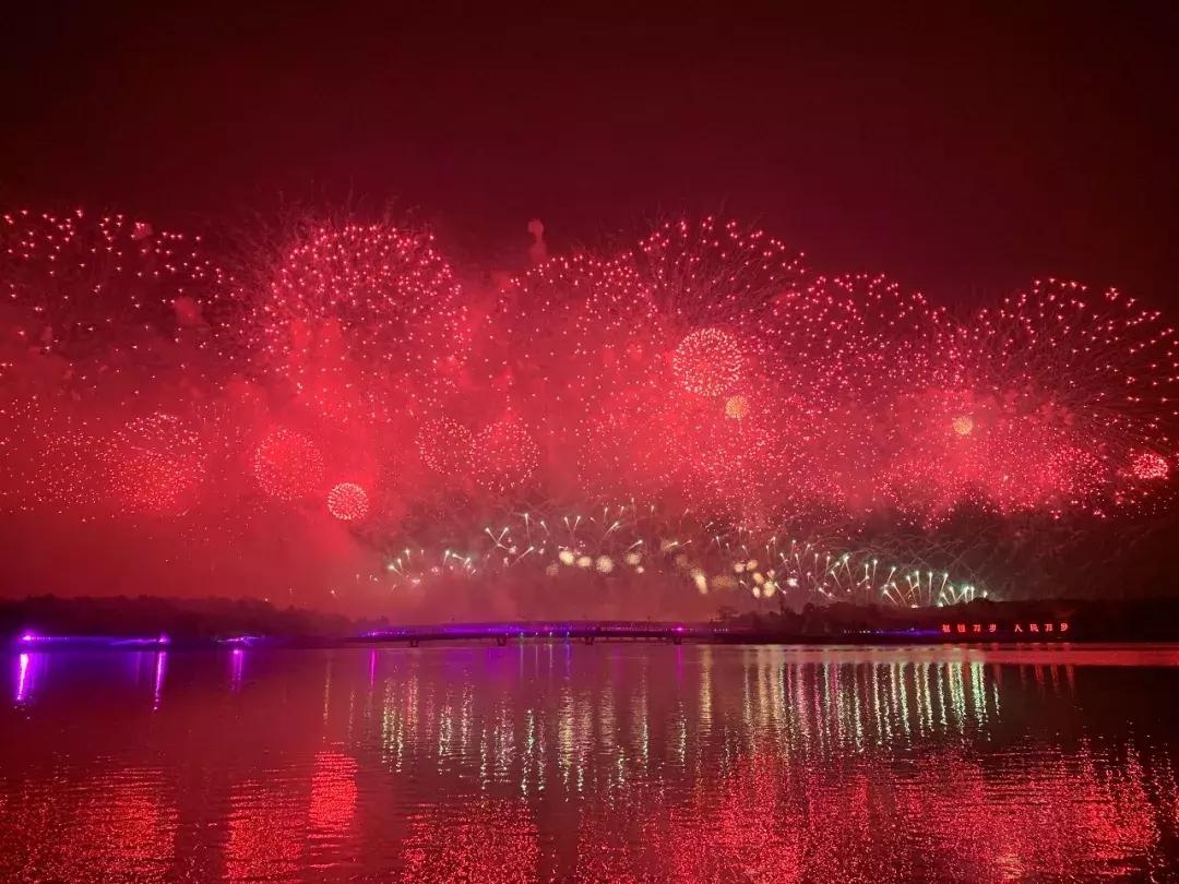 深圳湾焰火跨年,深圳湾1号烟花焰火表演