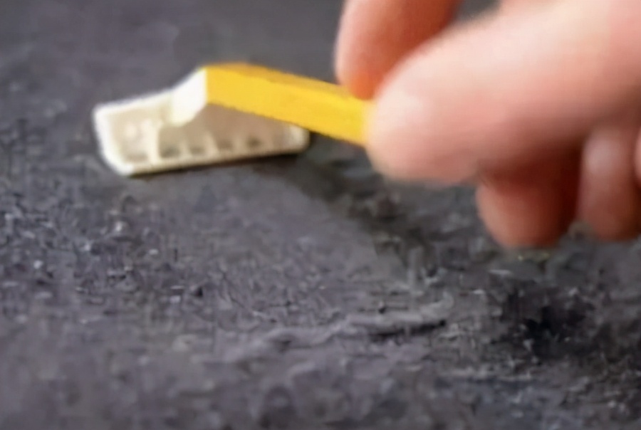 白衣服有油渍太久了怎么洗小妙招,烧烤油渍弄衣服上怎么洗才能干净