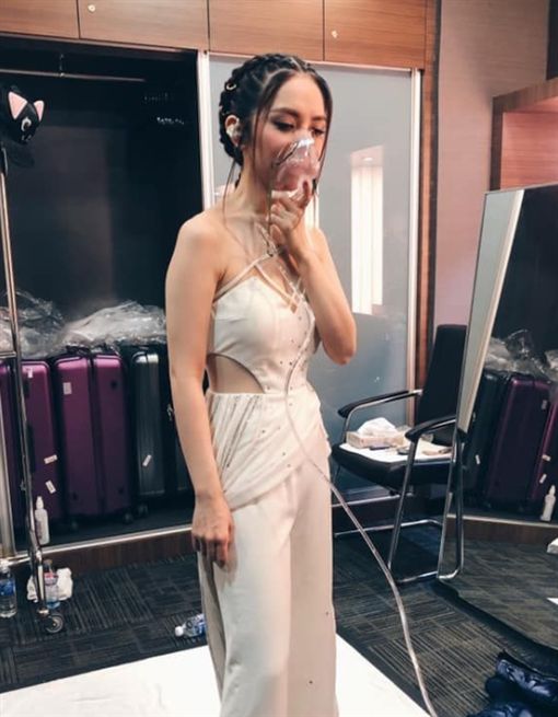 邓紫棋大秀着装,邓紫棋海边大秀身材