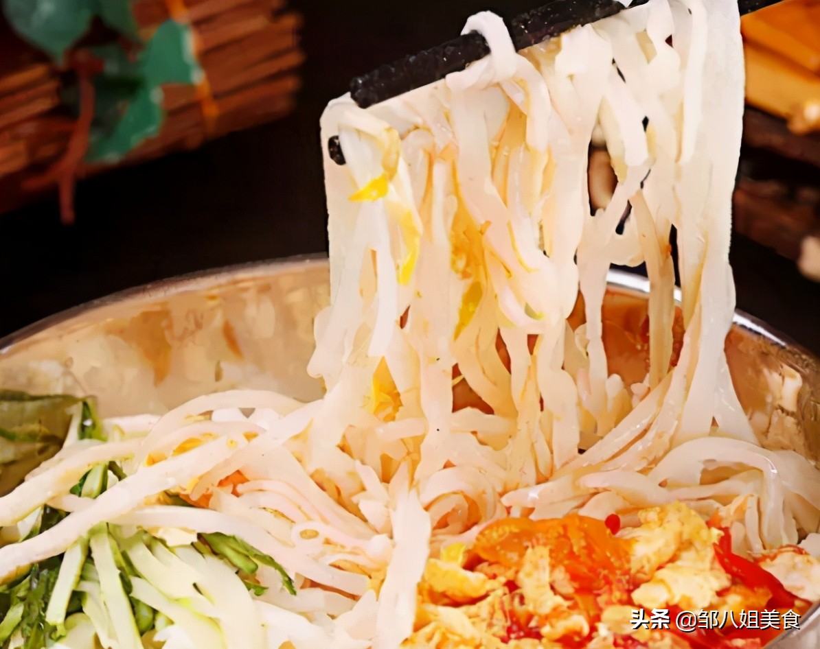 手擀面怎么筋道不粘连,做手擀面里面需要加鸡蛋吗