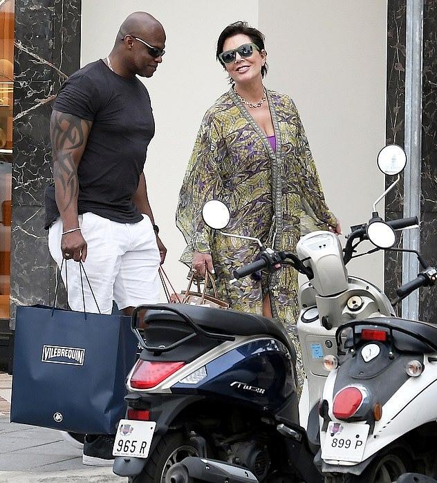 64岁卡戴珊妈妈也撒娇？和39岁黑人小男友在办公室亲吻，太甜了吧