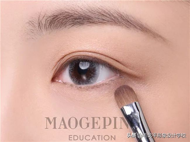 眼妆怎么画显大初学者,眼妆怎么画显大又干净清纯初学者