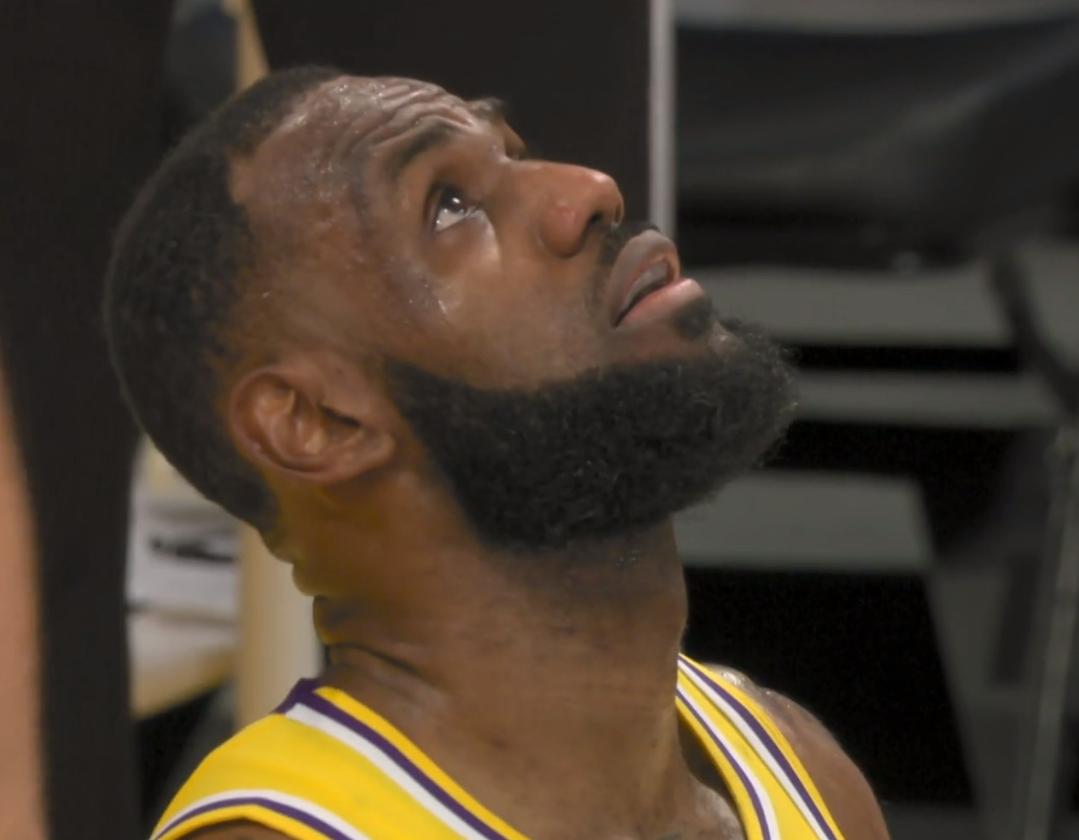 詹姆斯沮丧时刻,詹姆斯连续两次失误