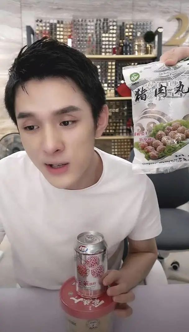 宏宝莱荔枝味和凤梨味哪个好喝,荔枝宏宝莱