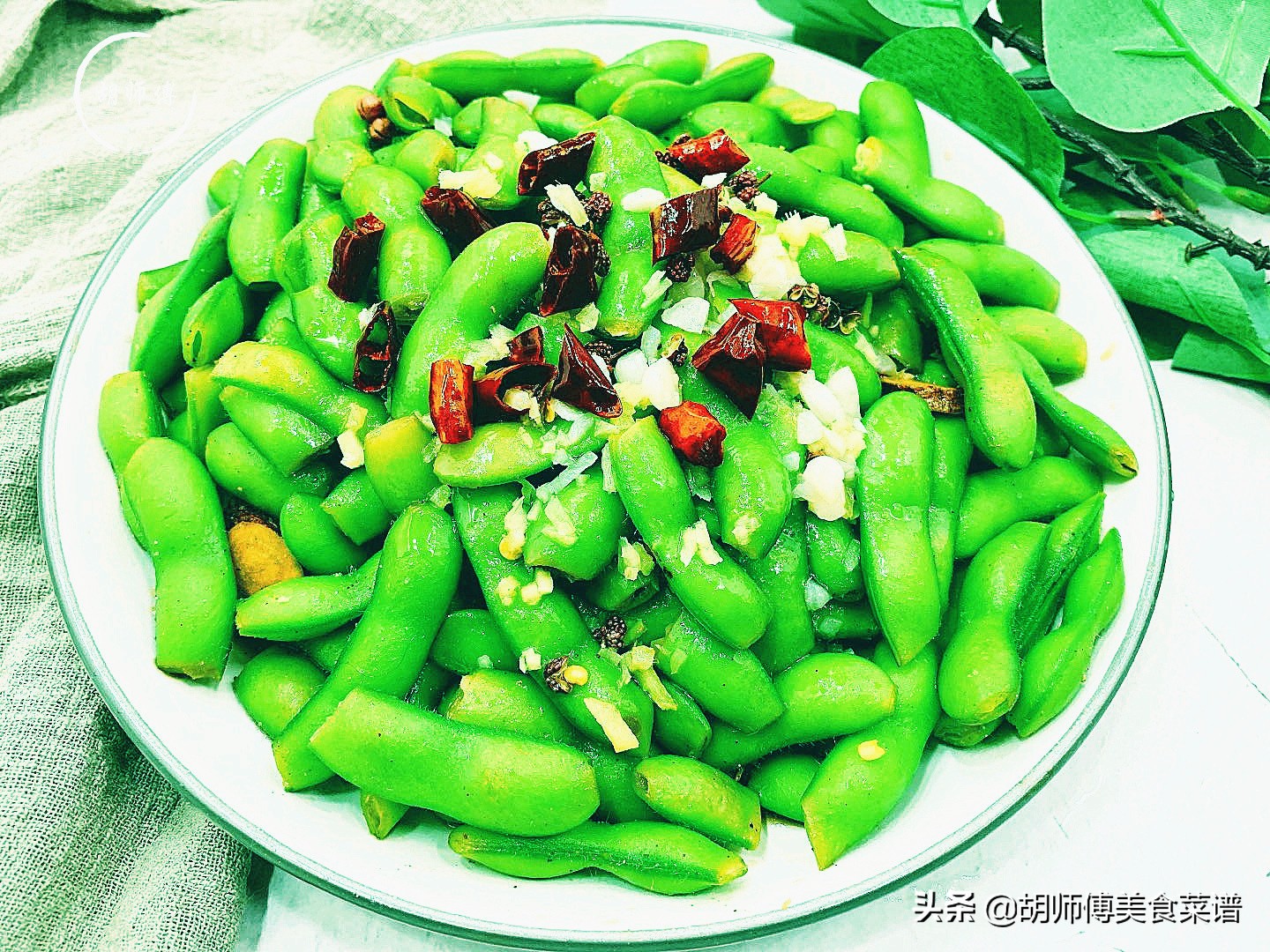 为啥酒店煮的毛豆翠绿又入味？56岁大厨说：煮之前，这2步不能少