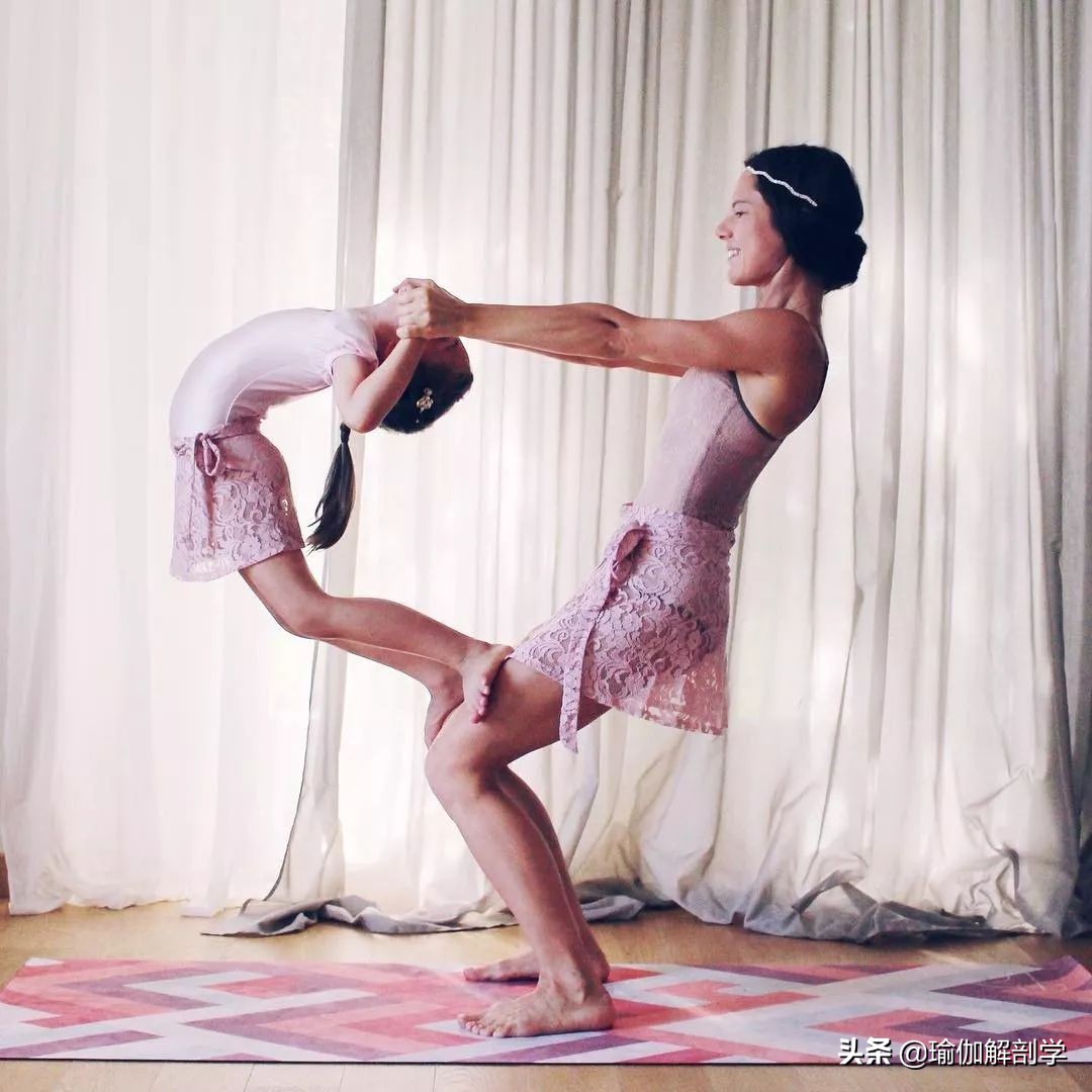 跟妈妈一起练瑜伽的女孩长大了,妈妈教女儿一起练瑜伽