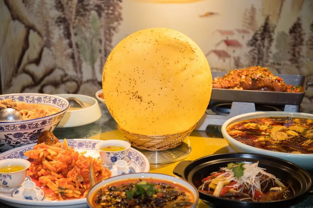 人均60的餐厅带舞台,60人一桌的餐厅