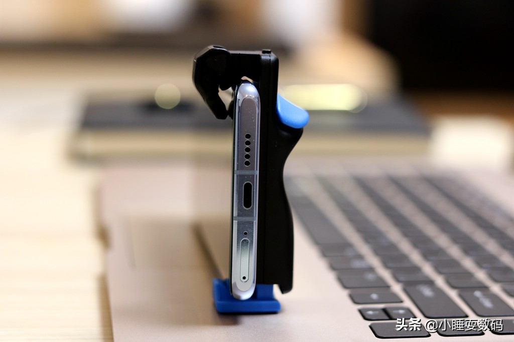 吃鸡手游怎么玩四指操作,吃鸡手机身法最好的五指操作