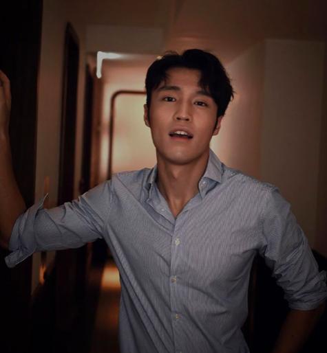 开车跌落悬崖被救,开车滚下山坡被人救起