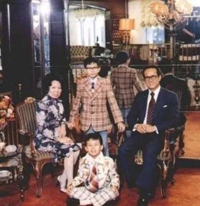 香港豪门最惨原配！生前帮贫穷小子成首富，死后还要被他利用？