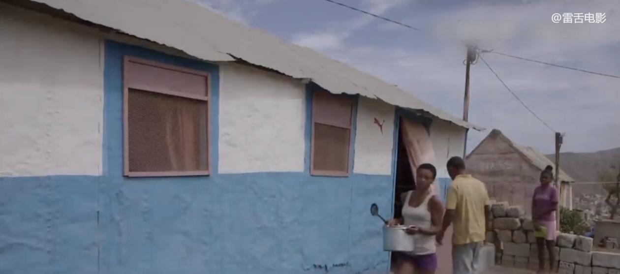 非洲小伙用铁桶建房子,只需要150块,就能拥有一室一厅!纪录片