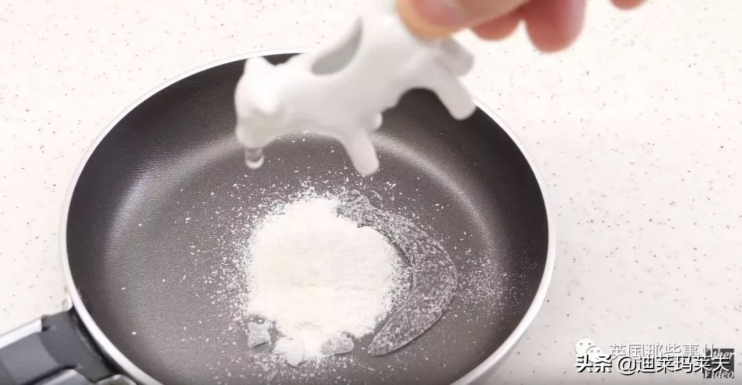 他用攒了一年的指甲，给女友做一个戒指？？这？