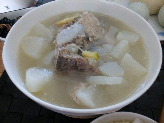 炖排骨时什么时候放油,排骨萝卜汤先放盐还是后放盐