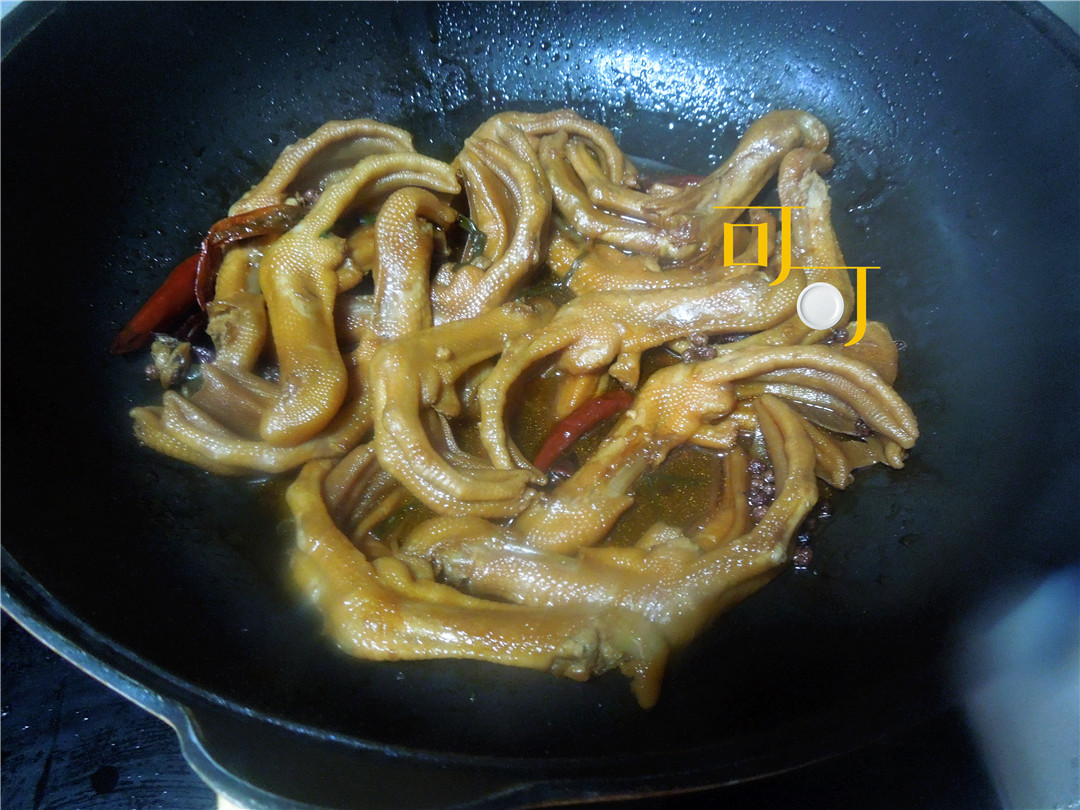 卤鸭掌当下酒菜很下饭,香辣无骨鸭掌一串