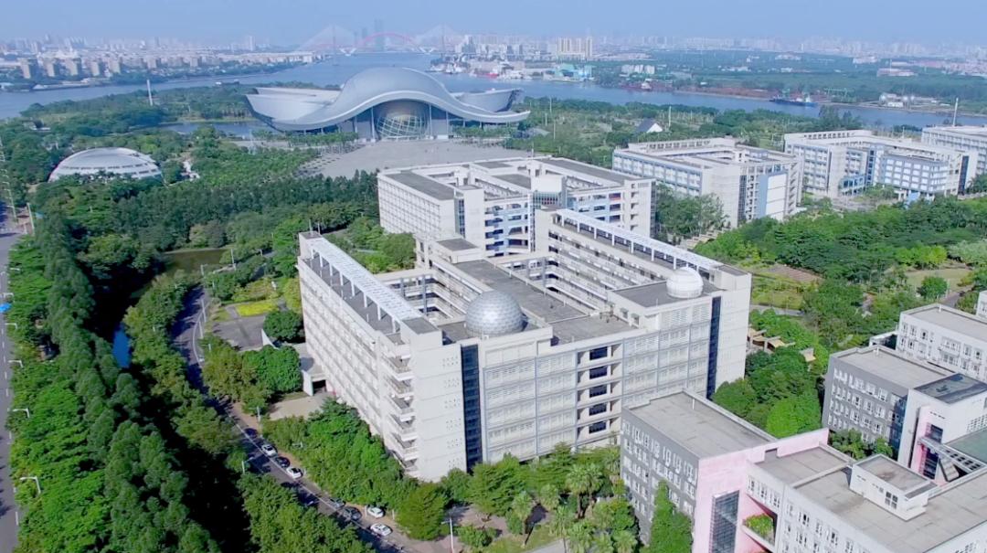 广州最广大学：占地1880余亩，依山傍水，校内坐拥天文台、法庭、演播厅！