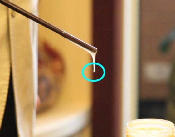 辨别蜂蜜真假野生蜂的方法,蜂蜜真假鉴别最简单方法椴树