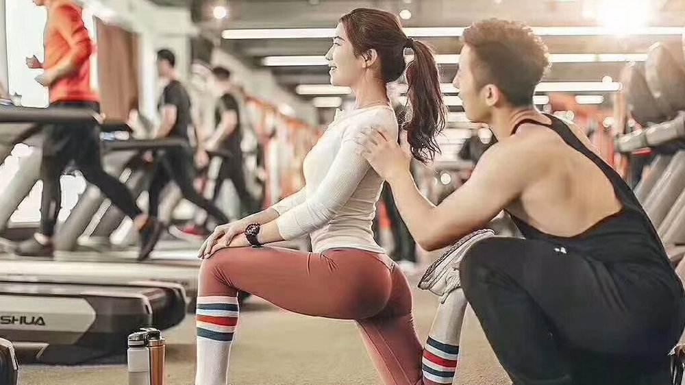 健身房玩手机的人,健身房无规律健身有用么