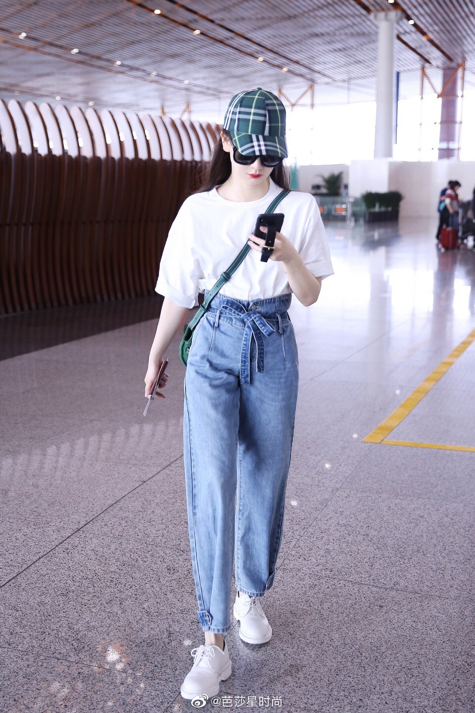 宝石蓝牛仔裤怎么穿好看,夏季紧身牛仔怎么穿