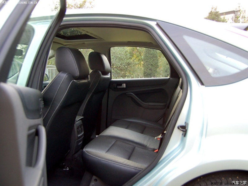 福克斯两厢2.0自动豪华运动,运动款福克斯与普通版的区别