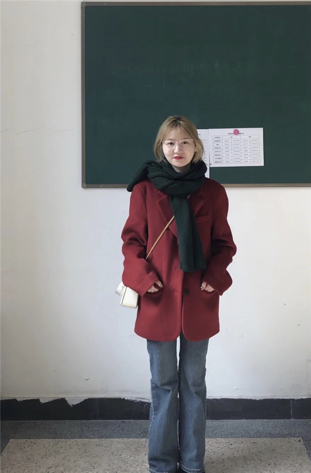 红色是秋冬最显气质的时髦的颜色,怎么把红色穿出不落俗套的时髦感