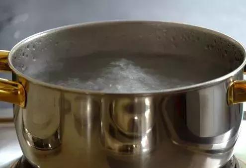 用大人的锅给小宝宝做辅食的危害,用大人的锅给小孩做辅食的危害