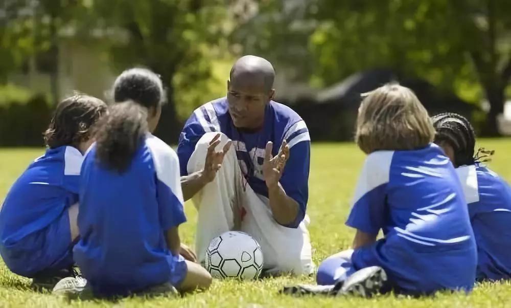 校园足球迈进2.0时代去向何方,校园足球重在基础而非竞技