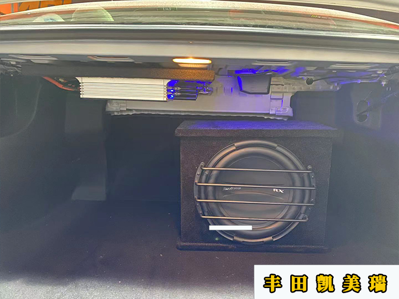 丰田凯美瑞加装低音炮1000左右 (丰田凯美瑞升级原车三分频jbl音响)