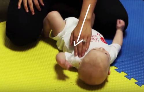 宝宝头总往一侧睡有点扁,新生儿斜颈按摩康复的几率有多大