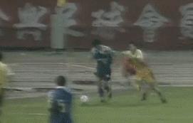 篮球足球互相调侃,足球与篮球菜鸡互啄