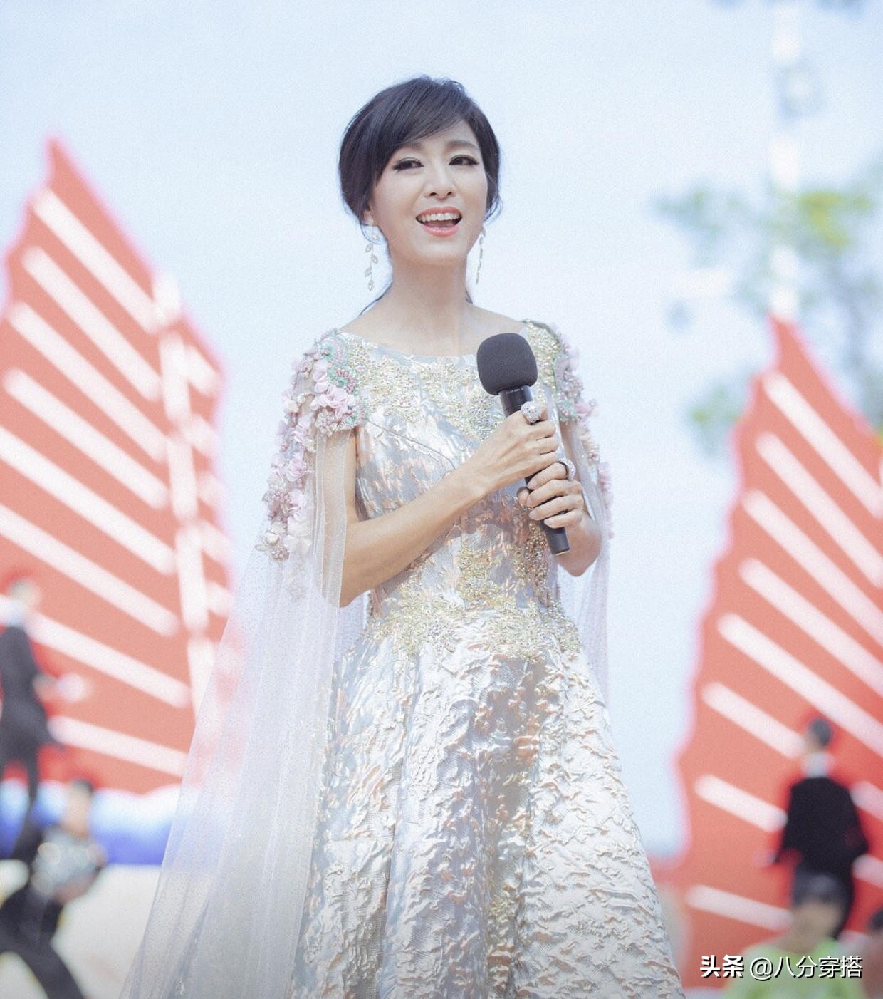 63岁米雪穿刺绣连衣裙减龄不够,米雪越来越漂亮