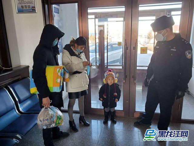 一家三口被困高速交警护送,上海三口人被困到山里