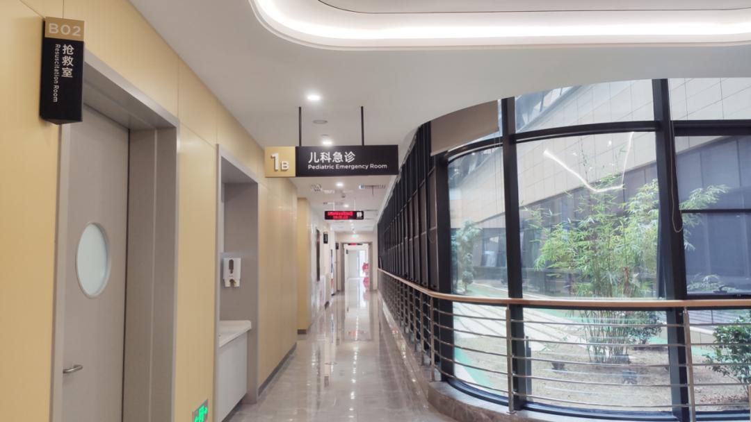 宝宝腹部有小鼓包是便便吗,小孩腹部鼓包图片