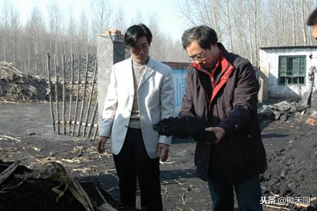 农民把玉米芯变废为宝,农作物秸秆就能变废为宝