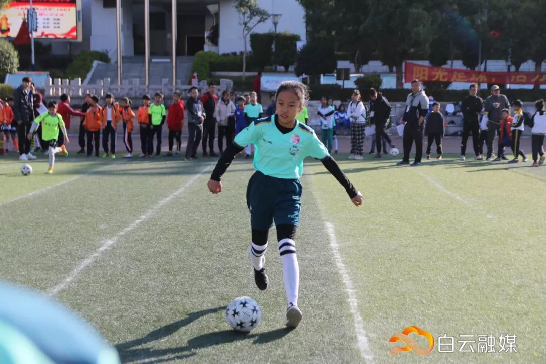 足球赛场展英姿视频,绿茵场上展英姿