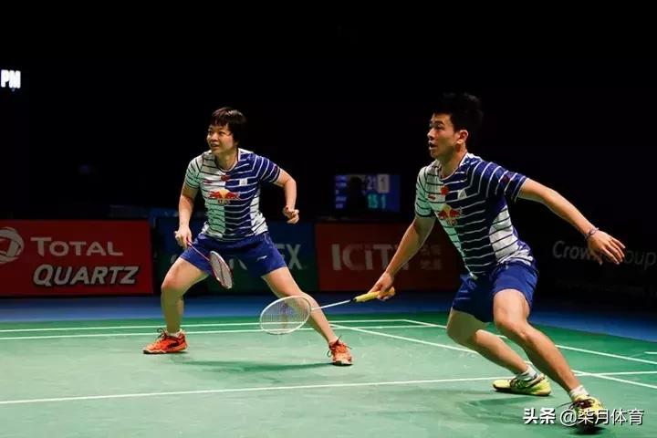 如何提高打羽毛球接球的反应速度,如何快速提高羽毛球全场步伐