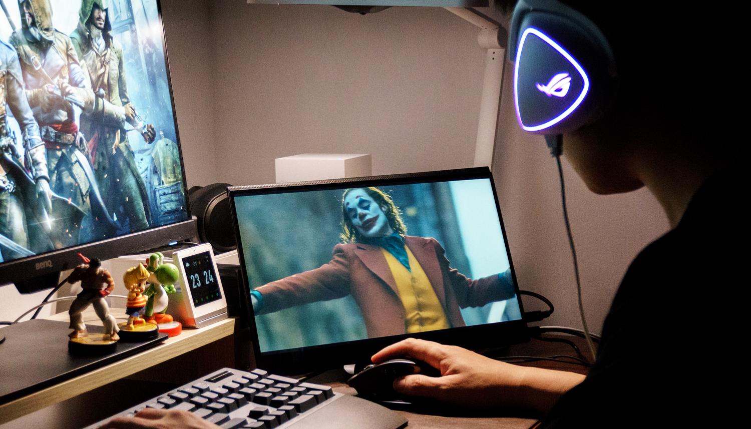 switch游戏机便携版测评,办公和玩switch的显示屏