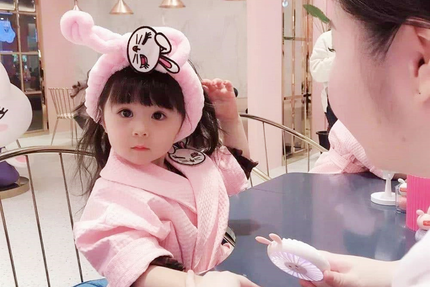 “乱摸”孩子影响智力,家长记得“三摸*不五**摸”,对孩子下手轻点