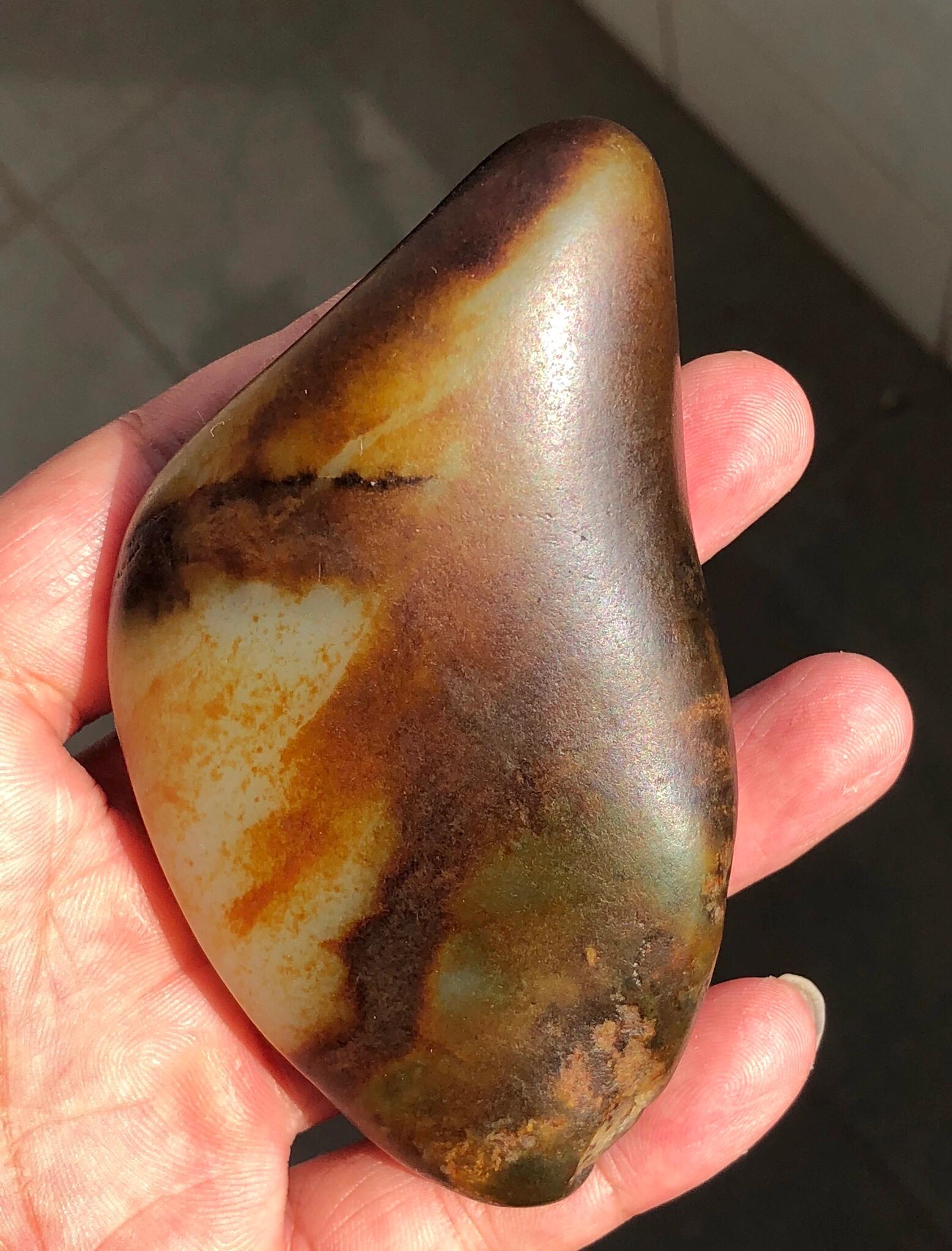 和田青白籽料是白玉还是青玉,和田玉籽料青白玉手把件值钱吗