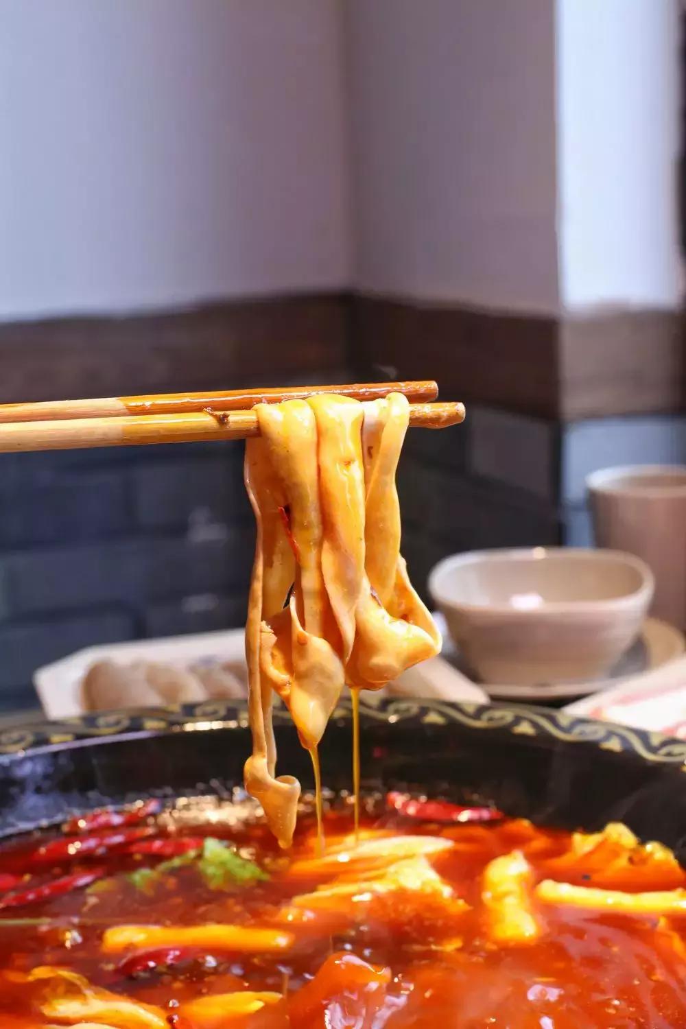 包锅底油碟的19.9自助火锅,一桌一个锅底39元自助油碟